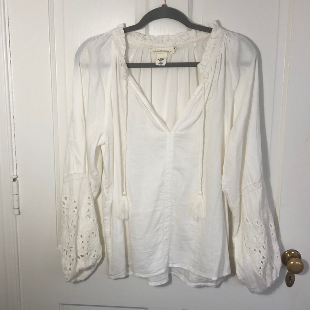Cute white blouse.